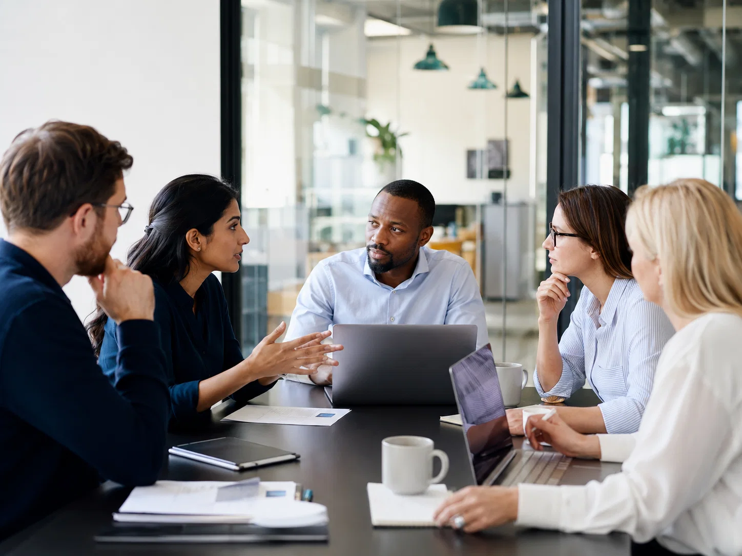 Equipe em reunião alinhando integrações e processos